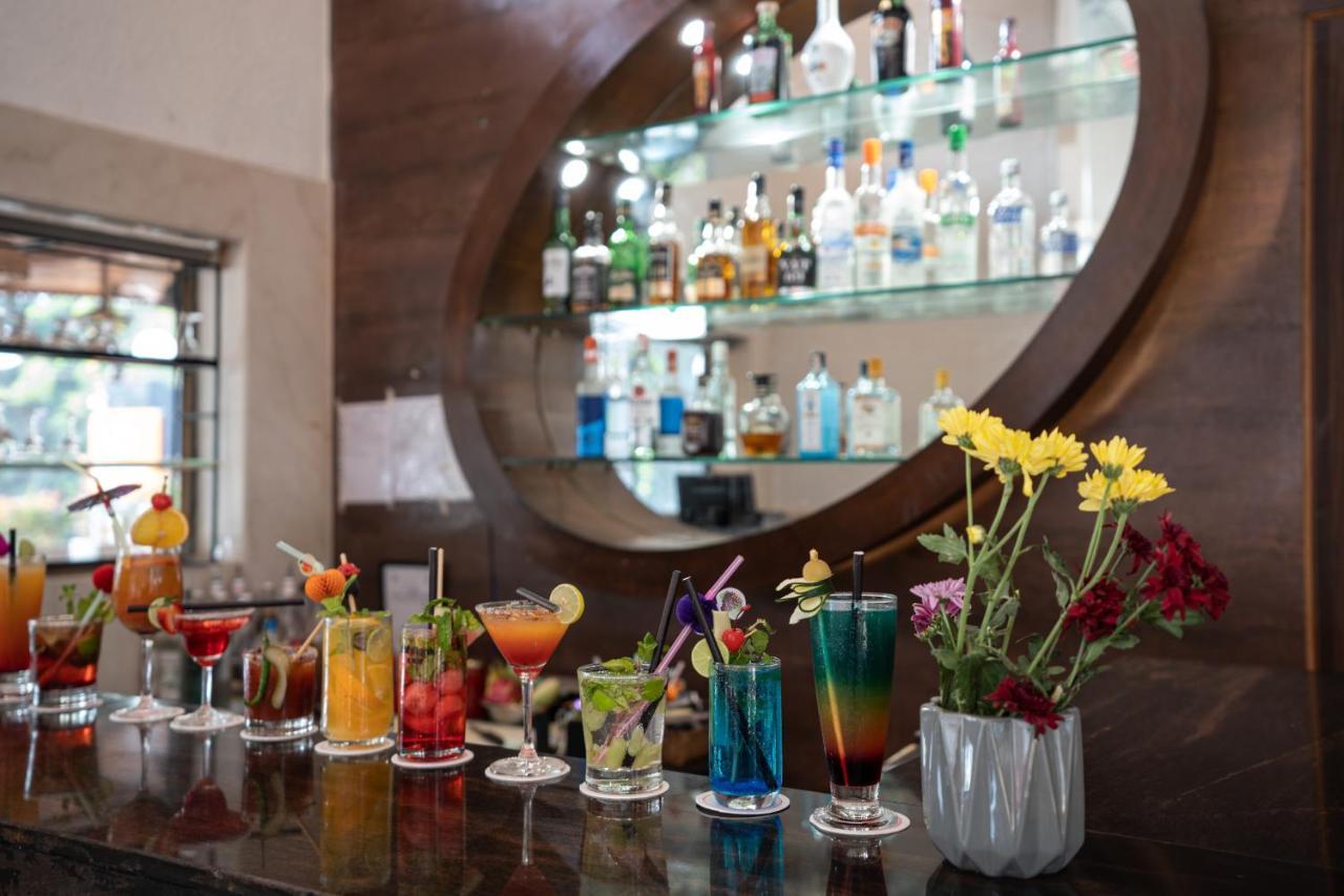 Le Seasons Resort Candolim Bagian luar foto