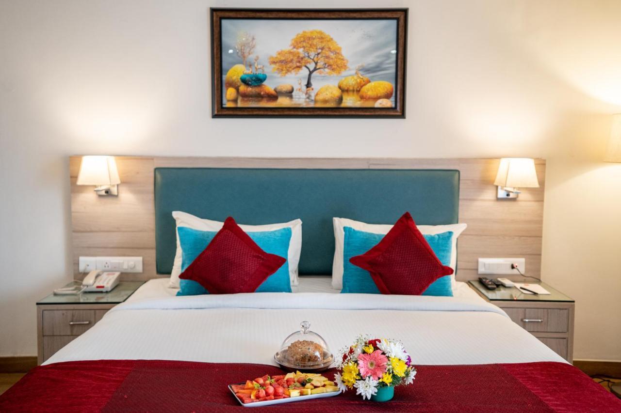 Le Seasons Resort Candolim Bagian luar foto