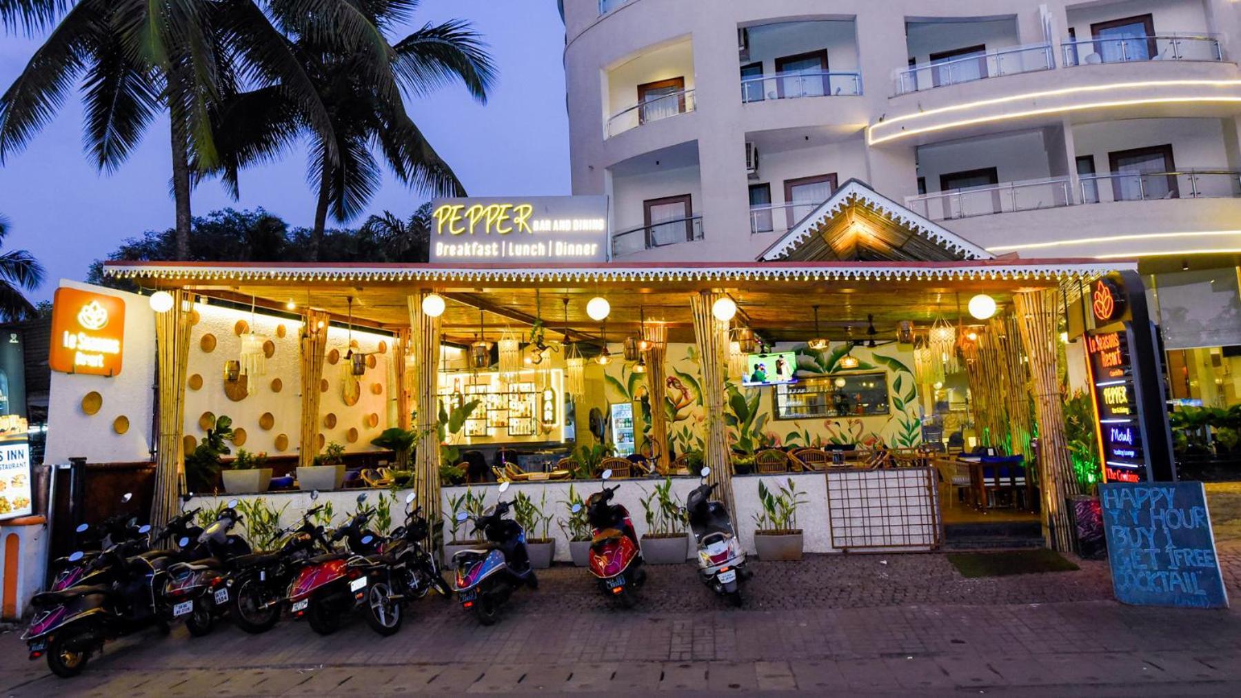 Le Seasons Resort Candolim Bagian luar foto